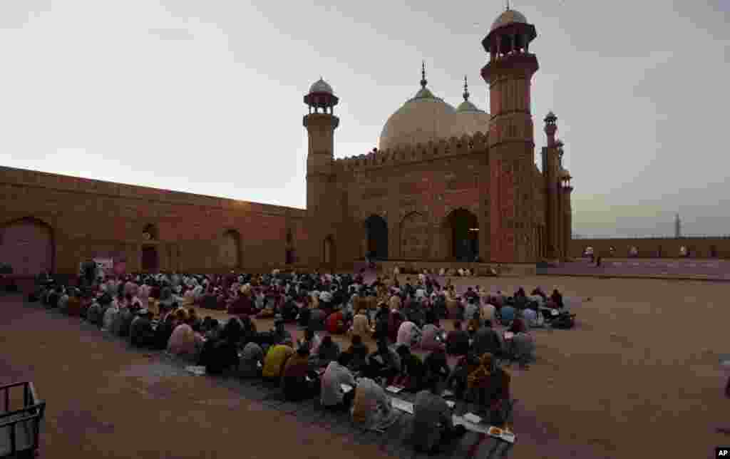 پاکستان کے شہر لاہور کی تاریخی بادشاہی مسجد میں افطار کا اہتمام کیا گیا ہے۔
