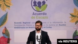 El presidente de Chile, Gabriel Boric, pronuncia un discurso antes de firmar el Acuerdo de Escazú, en la casa de gobierno de Santiago de Chile el 18 de marzo de 2022.