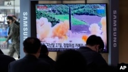 Una pantalla de televisión en Corea del Sur muestra un lanzamiento de misil de Corea del Norte el 5 de marzo de 2022.