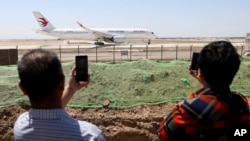 Pesawat penumpang China Eastern bersiap lepas landas untuk di Bandara Internasional Beijing Daxing, 13 Mei 2019. Media penyiaran China melaporkan pesawat China Eastern dengan 133 orang di dalamnya jatuh di dekat Provinsi Guangxi, Senin, 20 Maret 2022. (Foto: Ng Han Guan/AP Photo)
