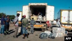 Dans les échoppes zimbabwéennes, la bouteille de deux litres d'huile coûte 4,50 dollars, un dollar de moins si elle est livrée depuis l'Afrique du Sud.