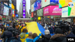 Actos de vandalismo, cultura de cancelación y golpes financieros. La guerra de Vladimir Putin contra Ucrania está causando problemas a algunos rusos que viven en Estados Unidos. Muchos se oponen a la agresión de Moscú y se manifiestan a favor de la paz.