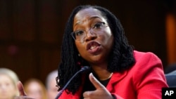 La candidata a la Corte Suprema Ketanji Brown Jackson testifica durante su audiencia de confirmación del Comité Judicial del Senado en el Capitolio en Washington, el martes 22 de marzo de 2022.