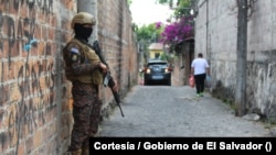ARCHIVO - Cerco en comunidad de El Salvador instalado en 2022.