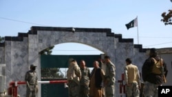 FILE - Petugas keamanan berjaga di depan kedutaan Pakistan di Kabul, Afghanistan, 4 November 2019.