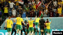 El australiano Mathew Leckie celebra su gol contra Dinamarca con sus compañeros y aficionados (REUTERS/Wolfgang Rattay)