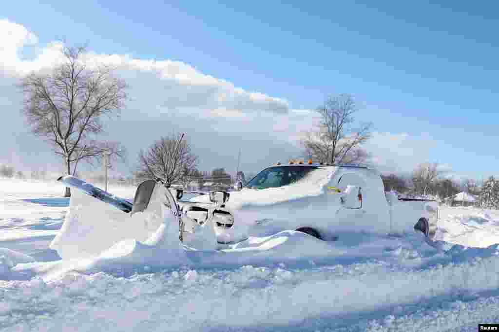 Una máquina quitanieves se queda tirada en la carretera tras la tormenta invernal que azotó la región de Búfalo, en Amherst, Nueva York, Estados Unidos, el 25 de diciembre de 2022. 