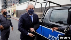 El expresidente guatemalteco Otto Pérez Molina asiste a una audiencia de sentencia en un caso de corrupción durante su administración, en el imponente edificio judicial, en la Ciudad de Guatemala, Guatemala, el 7 de diciembre de 2022. 