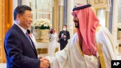 2022年12月9号，沙特阿拉伯王储及内阁首相穆罕默德·本·萨勒曼（右）欢迎中国国家主席习近平出席海湾国家合作委员会峰会和中国-阿拉伯联盟国家峰会。习近平还会见了海湾国家及其他阿拉伯国家领导人。本照片有沙特通讯社发布，美联社提供。
