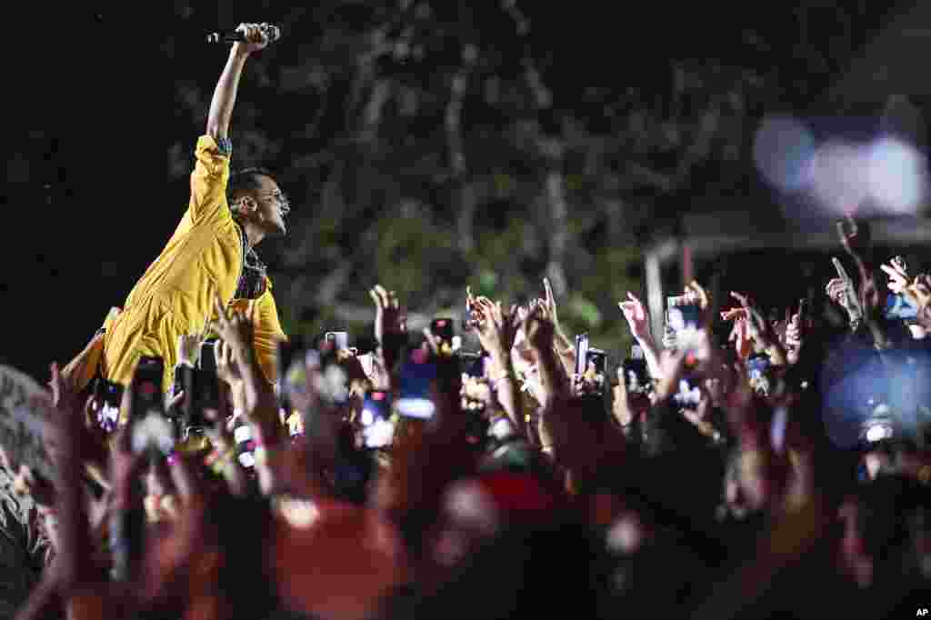 VENEZUELA - Un concierto en el Festival Cusica este diciembre en Caracas con la banda de rock alternativo venezolano "La vida bohemia" ofrece una pausa en los problemas sociales y económicos que enfrenta el país sudamericano que ha visto a lo largo del continente a miles de sus ciudadanos tratando de labrarse nuevos horizontes en condiciones extremas.