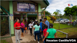Niños nicaragüenses ingresando a la escuela San José, en Costa Rica, el 7 de diciembre de 2022.