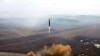 북한 조선중앙통신이 지난해 11월 공개한 대륙간탄도미사일(ICBM) 발사 장면 (자료사진)