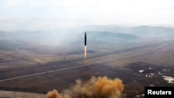 북한 조선중앙통신이 지난해 11월 공개한 대륙간탄도미사일(ICBM) 발사 장면 (자료사진)