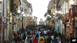 Gente caminando por una calle en Ayacucho, Perú, el domingo 18 de diciembre de 2022. El congreso peruano tenía previsto considerar el martes la celebración de elecciones anticipadas, en medio de cierre de aeropuertos, autopistas y protestas mortales en todo el país.