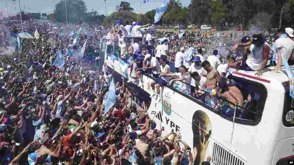 ARGENTINA - El país celebró a lo grande el triunfo de su selección nacional de fútbol al conseguir su tercera Copa del Mundo en Qatar. Miles de seguidores salieron a las calles de Buenos Aires el 20 de diciembre para dar la bienvenida a la albiceleste. El pueblo argentino también cruzó este año castigado por la inflación, la segunda más alta de la región, muy superior a otros países latinoamericanos. 