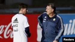 Gerardo Martino (D) entrenó a Lionel Messi (I) en la selección de Argentina. Ahora es el seleccionador de México . (REUTERS/Marcos Brindici)
