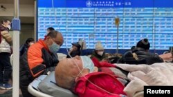 Los pacientes yacen en camas y camillas en un pasillo del departamento de emergencias de un hospital, en medio del brote de la enfermedad por coronavirus (COVID-19) en Shanghái, China, el 4 de enero de 2023. REUTERS/Personal