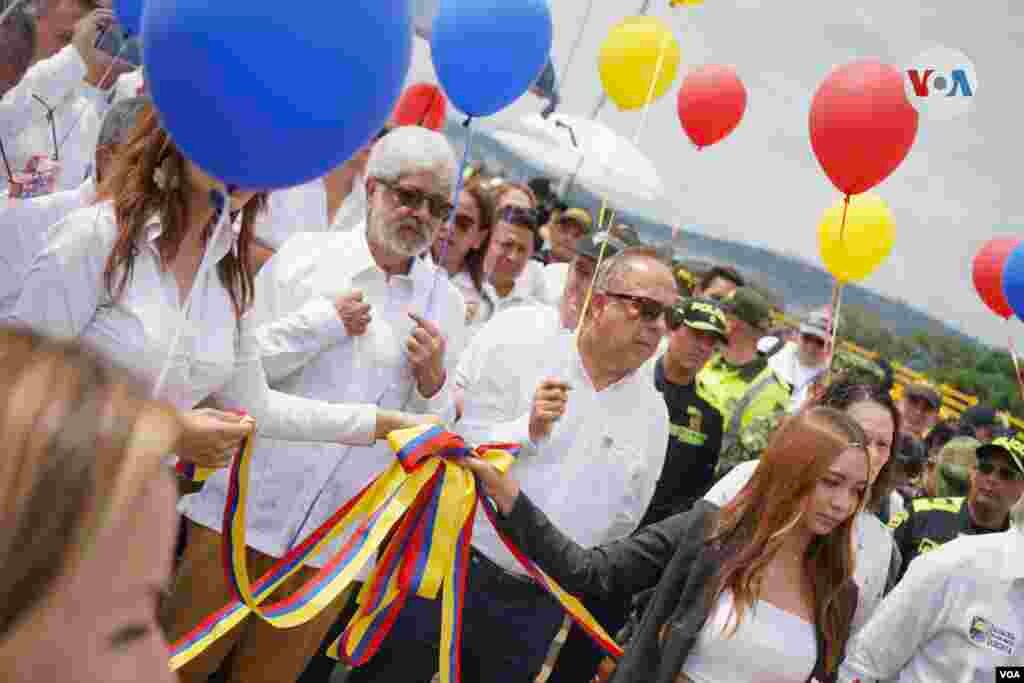 Las delegaciones de ambos países con globos en mano se encontraron en la mitad de la infraestructura y con un abrazo y palabras de integración al vecino país. 