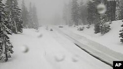 Esta imagen de una cámara de supervisión de tráfico del Departamento de Transporte de California (Caltrans) muestra las condiciones nevadas en una carretera conocida como California SR-89 Snowman, en el Bosque Nacional Shasta-Trinity, en California, el 10 de diciembre de 2022.