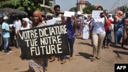 Les militaires au pouvoir ont supprimé des chaînes de télévision des principaux bouquets de distribution et brouiller des fréquences radio. (Photo by CELLOU BINANI / AFP)
