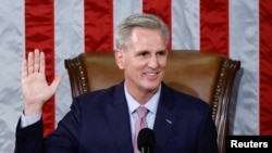 លោក Kevin McCarthy ប្រធាន​រដ្ឋសភា​ថ្មី​របស់​សហរដ្ឋ​អាមេរិក ស្បថ​ចូល​កាន់​តំណែង​ក្នុង​រដ្ឋសភា​នីតិកាល​ទី ១១៨ នៅ​វិមាន​រដ្ឋសភា ក្នុង​រដ្ឋធានី​វ៉ាស៊ីនតោន ថ្ងៃទី ៧ ខែមករា ឆ្នាំ២០២៣។ 