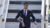 Luis Suárez llega con sus compañeros al aeropuerto internacional Hamad en Doha, Qatar, el sábado 19 de noviembre de 2022 para disputar la Copa del Mundo. Uruguay jugará su primer partido contra Corea del Sur el 24 de noviembre. (AP Foto/Hassan Ammar)
