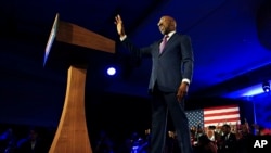 El senador demócrata Raphael Warnock habla durante una fiesta nocturna mientras aguarda los resultados de las elecciones, el martes 6 de diciembre de 2022, en Atlanta, Georgia, EEUU.