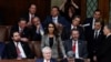 La representante Lauren Boebert, republicana por Colorado, emite su voto para que el representante Kevin Hern, republicano por Oklahoma, sea el presidente de la Cámara durante una octava ronda de votación para un nuevo presidente, en Washington, el 5 de enero de 2023. 