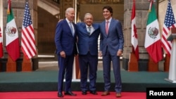 El presidente de EEUU, Joe Biden, el mandatario mexicano Andrés Manuel López Obrador y el primer ministro canadiense Justin Trudeau llegan a una conferencia de prensa al final de la Cumbre de Líderes de América del Norte en la Ciudad de México, el 10 de enero de 2023.