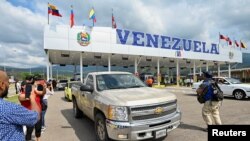 Autos circulan por el puente binacional Coronel Atanasio Girardot luego de la ceremonia de reapertura de la normalización de relaciones diplomáticas y económicas entre los gobiernos de Nicolás Maduro, presidente de Venezuela, y Gustavo Petro, presidente de Colombia, en Ureña, Venezuela, 1 de enero de 2023. REUTERS /Juan Pablo Bayona