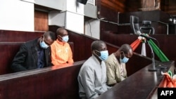 Quatre accusés liés à l'attentat de Grand Bassam Kounta Sidi Mohamed, Cissé Hantao Ag Mohamed, Cissé Mohamed et Barry Hassan siègent dans le box des accusés lors de leur procès au tribunal correctionnel d'Abidjan le 22 décembre 2022.