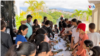 Niños aprenden a hacer hallacas, el plato típico de Navidad en Venezuela