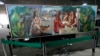 El dañado mural 'Las Mulatas' del artista brasileño Di Cavalcanti es exhibido el 11 de enero de 2023 a la entrada del Palacio de Planalto, tras manifestaciones de seguidores del expresidente Jair Bolsonaro en Brasil. 
