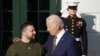 ARCHIVO - El presidente estadounidense Joe Biden da la bienvenida al presidente ucraniano Volodymyr Zelenskiy en la Casa Blanca en Washington, Estados Unidos, el 21 de diciembre de 2022.