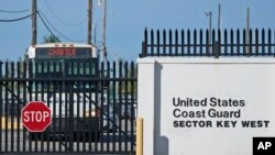 Autobuses que transportan a inmigrantes cubanos parten del sector de la Guardia Costera de EEUU. en Cayo Hueso, el jueves 5 de enero de 2023. (Foto AP/Wilfredo Lee)