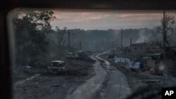 Vehículos destruidos en una carretera en la línea del frente en Severodonetsk, en el este de Ucrania, el 8 de junio de 2022. Foto AP.