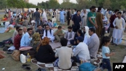 Afg'onistonlik qochoqlar ishlari tezroq ko'rib chiqilishini talab qilib namoyish o'tkazmoqda, Islomobod, Pokiston, 2022-yil, 7-may.