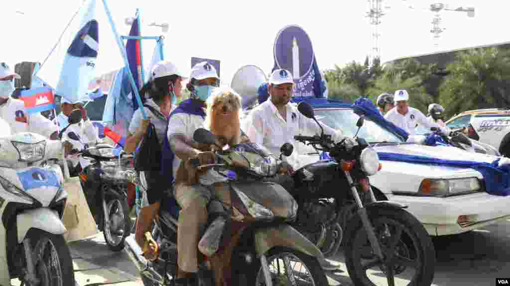 អ្នកគាំទ្រគណបក្សភ្លើងទៀនដង្ហែក្បួននៅរាជធានីភ្នំពេញ នាថ្ងៃបញ្ចប់នៃយុទ្ធនាការឃោសនារកសំឡេងឆ្នោត ថ្ងៃទី៣ ខែមិថុនា ឆ្នាំ២០២២។ (ស៊ុន ណារិន/វីអូអេ)