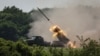 Anggota pasukan Ukraina menembakkan sistem peluncuran roket ganda BM-21 Grad, dekat kota Lysychansk, wilayah Luhansk, di tengah serangan Rusia ke Ukraina, 12 Juni 2022. (REUTERS/Gleb Garanich)