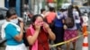 Familiares de detenidos en El Salvador lloran por la suerte de sus seres queridos encarcelados en San Salvador el 7 de junio de 2022.