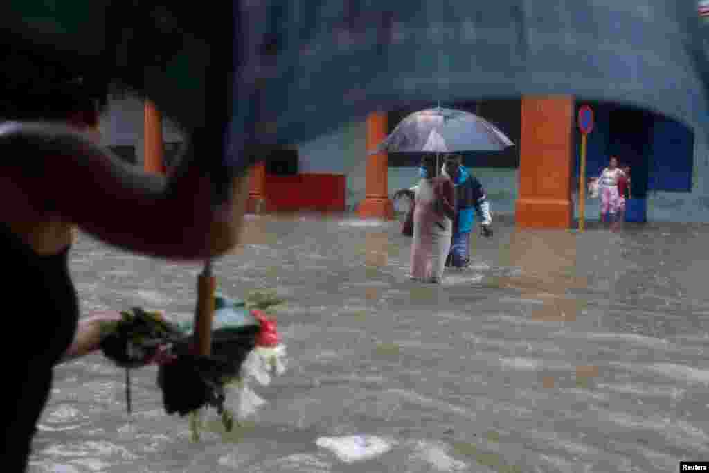 Las lluvias dejaron inundaciones e interrupciones del transporte en La Habana.