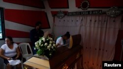Familiares y amigos asisten al velatorio de William Galeas, quien fue detenido a mediados de abril y enviado a la prisión de La Esperanza hasta que las autoridades entregaron el cadáver de William a la familia, en San Salvador, El Salvador, el 13 de mayo de 2022.