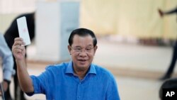 រូបឯកសារ៖ លោកនាយករដ្ឋមន្ត្រី ហ៊ុន សែន ដែលត្រូវជាប្រធានគណបក្សប្រជាជនកម្ពុជា បង្ហាញសន្លឹកឆ្នោតដែលលោកបានចូលរួមបោះឆ្នោត នៅក្នុងការបោះឆ្នោតក្រុមប្រឹក្សាឃុំសង្កាត់អាណត្តិទី ៥ នៅក្រុងតាខ្មៅ ខេត្តកណ្តាល កាលពីថ្ងៃអាទិត្យ ទី ៥ ខែមិថុនា ឆ្នាំ ២០២២។