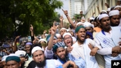 Ribuan Muslim melakukan protes terhadap pernyataan Islamofobia oleh pejabat partai BJP India dalam aksi di Dhaka, Bangladesh, Jumat 10 Juni 2022.