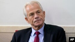 ARCHIVO - El asesor comercial de la Casa Blanca, Peter Navarro, escucha mientras el presidente Donald Trump habla durante una conferencia de prensa en la Casa Blanca, el 14 de agosto de 2020, en Washington.