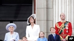 La reina Isabel II, Kate, la duquesa de Cambridge, el príncipe Louis, la princesa Charlotte, el príncipe George y el príncipe William miran desde el balcón del Palacio de Buckingham después de una ceremonia, el jueves 2 de junio de 2022, en el primero de cuatro días de celebraciones con motivo del Jubileo de Platino. (Aaron Chown/vía AP)