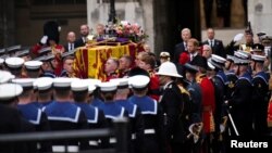 El ataúd de la reina Isabel II se coloca en un carro de armas durante su funeral en la Abadía de Westminster en el centro de Londres el lunes 19 de septiembre de 2022.
