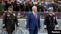 El presidente de México, Andrés Manuel López Obrador, el secretario de Defensa, Cresencio Sandoval, y el secretario de Marina, Rafael Ojeda, asisten al tradicional desfile militar para celebrar el día de la Independencia de México, el 16 de septiembre de 2022.