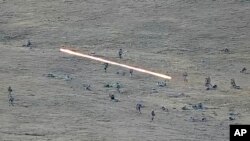 Dalam gambar yang diambil dari rekaman YouTube, Selasa, 13 September 2022, menunjukkan prajurit Azerbaijan melintasi perbatasan Armenia-Azerbaijan dan mendekati posisi Armenia. (Kementerian Pertahanan Armenia via AP)