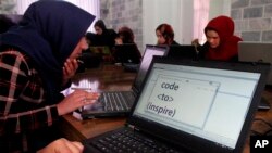 زنان و دختران افغان می‌گویند که در حاکمیت طالبان از حقوق اساسی و شرعی شان محروم شده اند